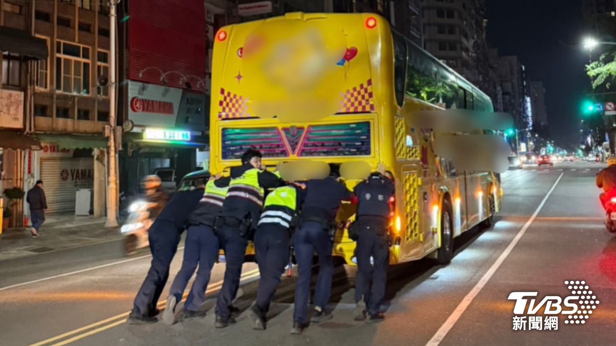 車水馬龍路拋錨 高雄8警使出吃奶力氣推14噸故障遊覽車