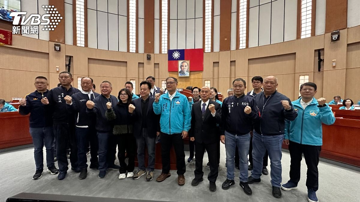 去年底赴立法院爭取《離島建設條例》的金門縣府及議會團隊。(圖/程子奕攝)