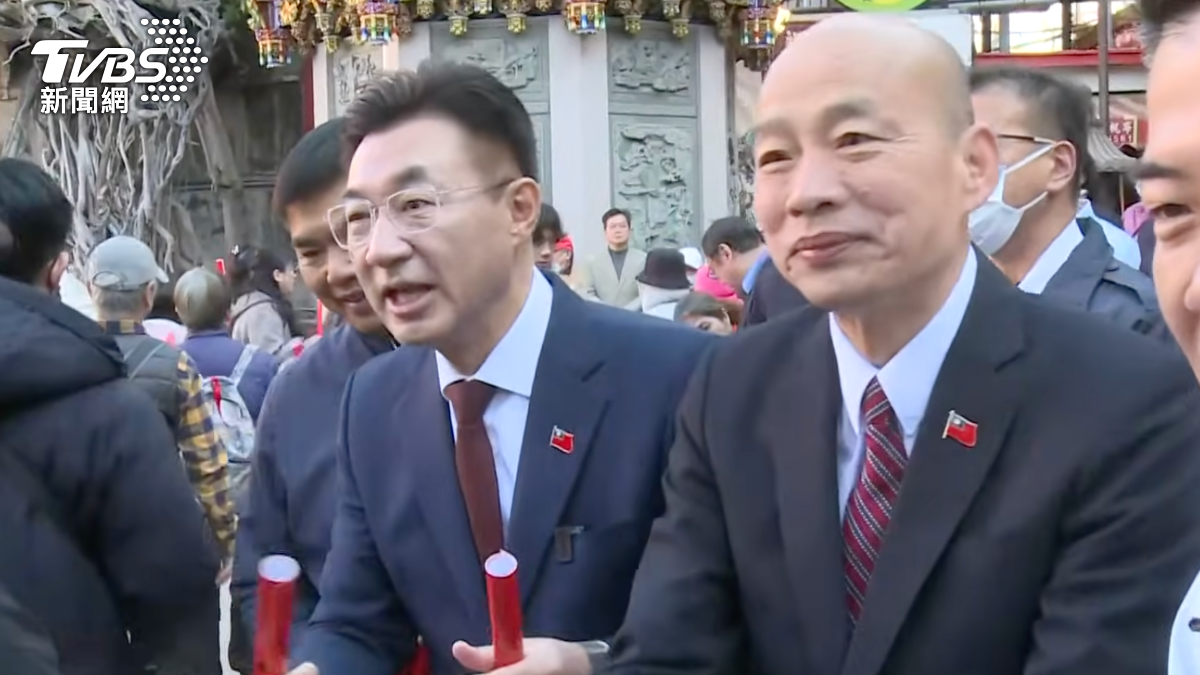 韓國瑜（右）、江啟臣（左）到大甲鎮瀾宮發春聯，引發外界聯想韓挺江。（圖／TVBS）