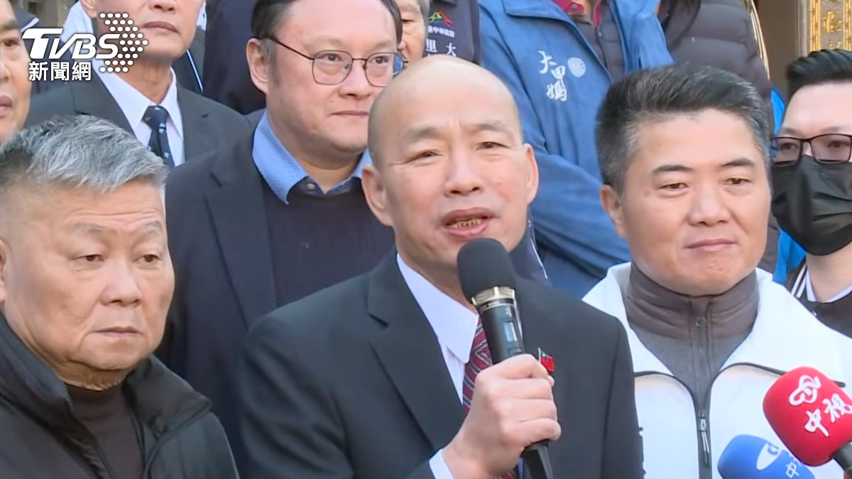 韓國瑜到大甲鎮瀾宮發春聯,顏清標(左)、顏寬恒陪同。(圖/TVBS)