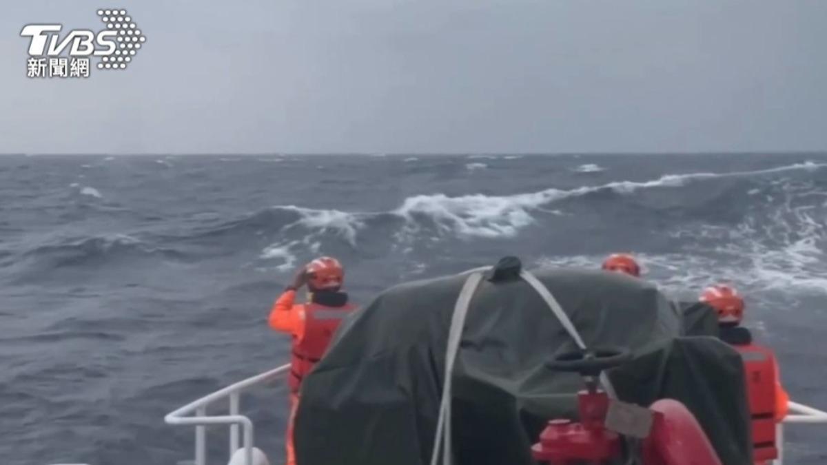 台東外海昨天一度撈到疑似救生衣的物件,可惜經查僅是海廢。(圖/海巡署)