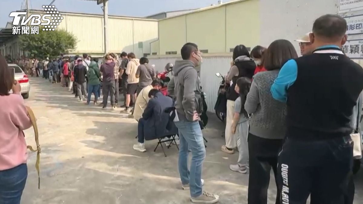 高雄大社區,也有露營業者進行跳樓大拍賣,鐵門還沒開啟,外面就已經大排長龍。(圖/TVBS)