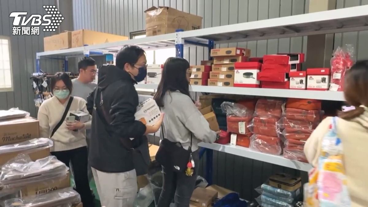 倉庫內瞬間擠滿人潮,每個人都眼明手快,深怕搶不到心儀的露營設備。(圖/TVBS)