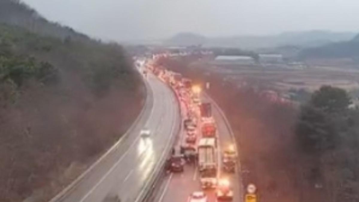 南韓高速公路疑似因為路面結冰,造成30輛車連環撞,4人死亡。(圖/翻攝韓聯社)