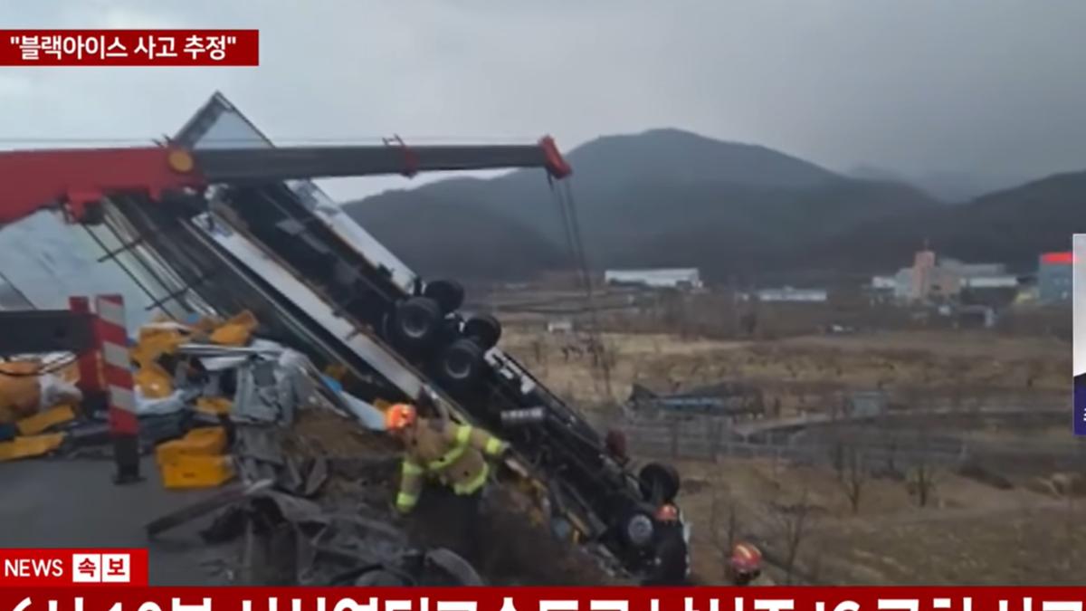 貨車翻覆。（圖／翻攝YTN News）