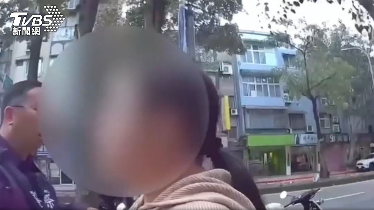 警獲報女遭壓制,卻見詐團黑吃黑。(圖/TVBS)