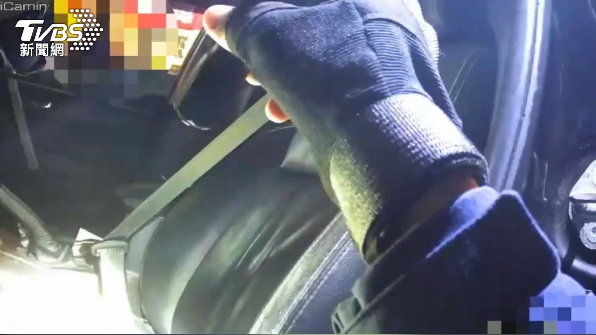 警方於車內搜出毒品包，起獲二級毒品依托咪酯菸油2罐、安非他命1包。（圖／TVBS）