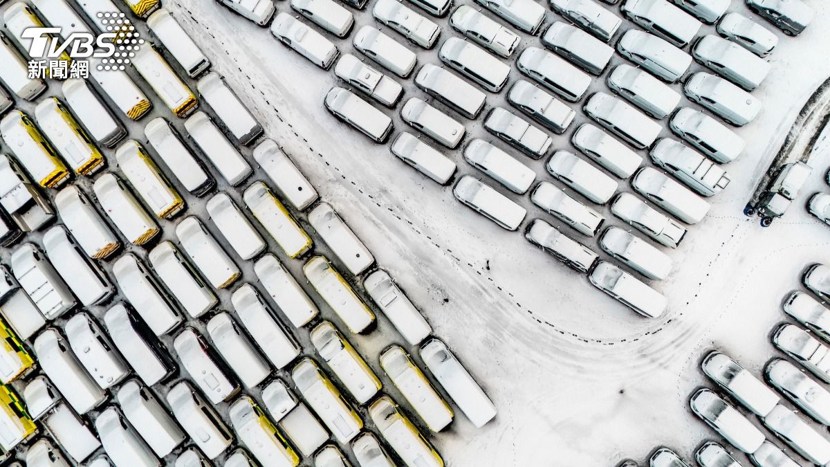 受暴風雪戈雷蒂影響，英國多地積雪厚重，大雪覆蓋停車場車輛。（圖／達志影像美聯社）