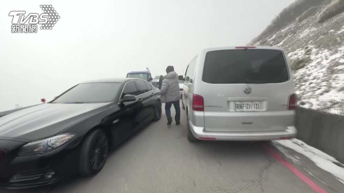 合歡山武嶺在寒流期間依然吸引大批民眾上山，停車場停滿車輛，上山的車流絡繹不絕，道路被塞得水洩不通。(圖／TVBS)