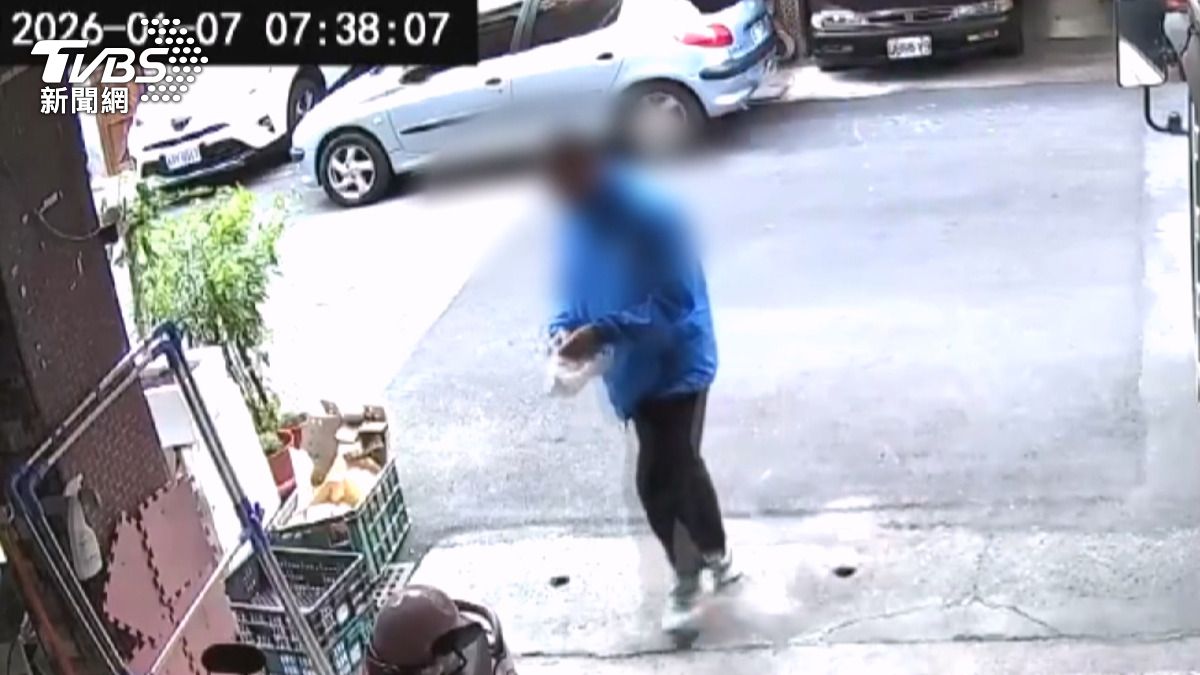 變態賊現形!男偷內褲「塞褲裡」 女屋主怒批噁心公開畫面。(圖/民眾提供)