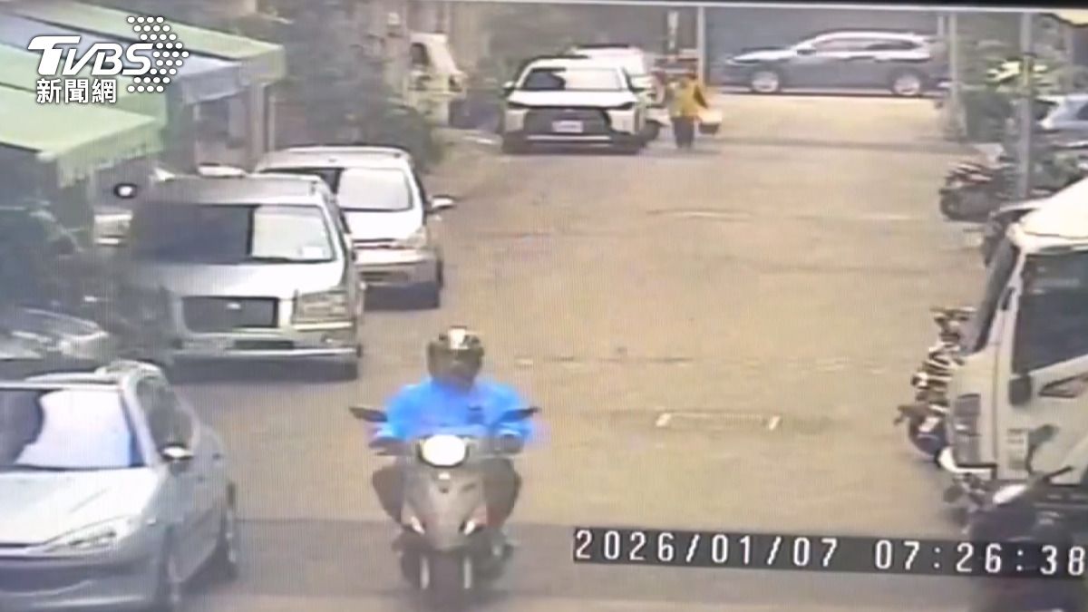 這名男子當天行竊前就騎著機車出現在附近,還刻意將車輛停在較遠的地方。(圖/警方提供)