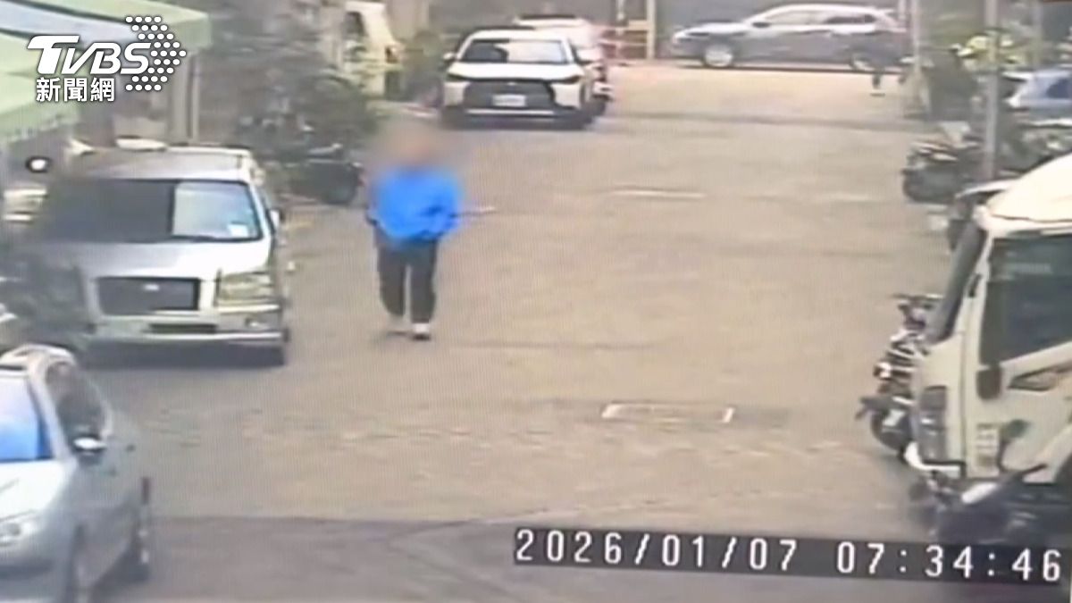 一名身穿藍色外套的男子闯入民宅騎樓,偷走女屋主晾曬的貼身衣物。(圖/警方提供)
