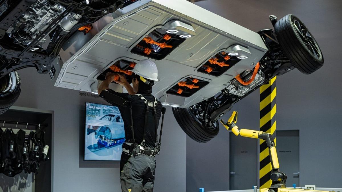 Hyundai Motor Group更展示AI機器人如何改善勞動安全與效率,描繪未來高度自動化製造場景。(圖/Hyundai提供)