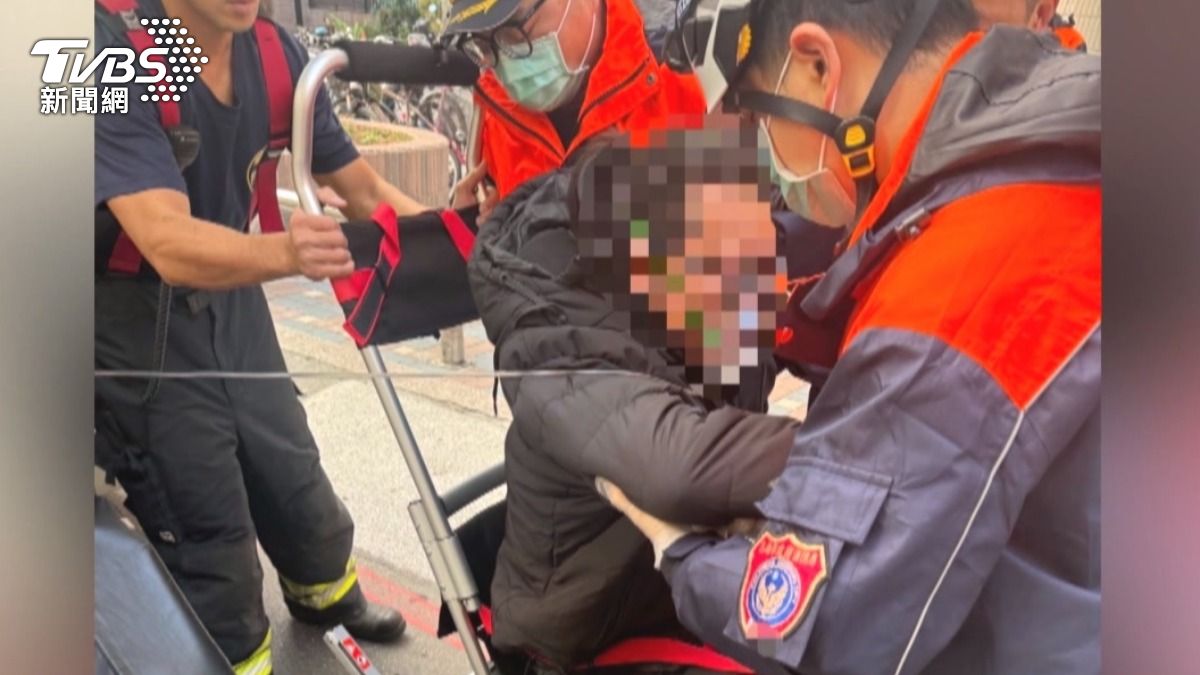 兩名小孩及父母起床時,身體出現暈眩症狀,才緊急報警求救。(圖/TVBS)