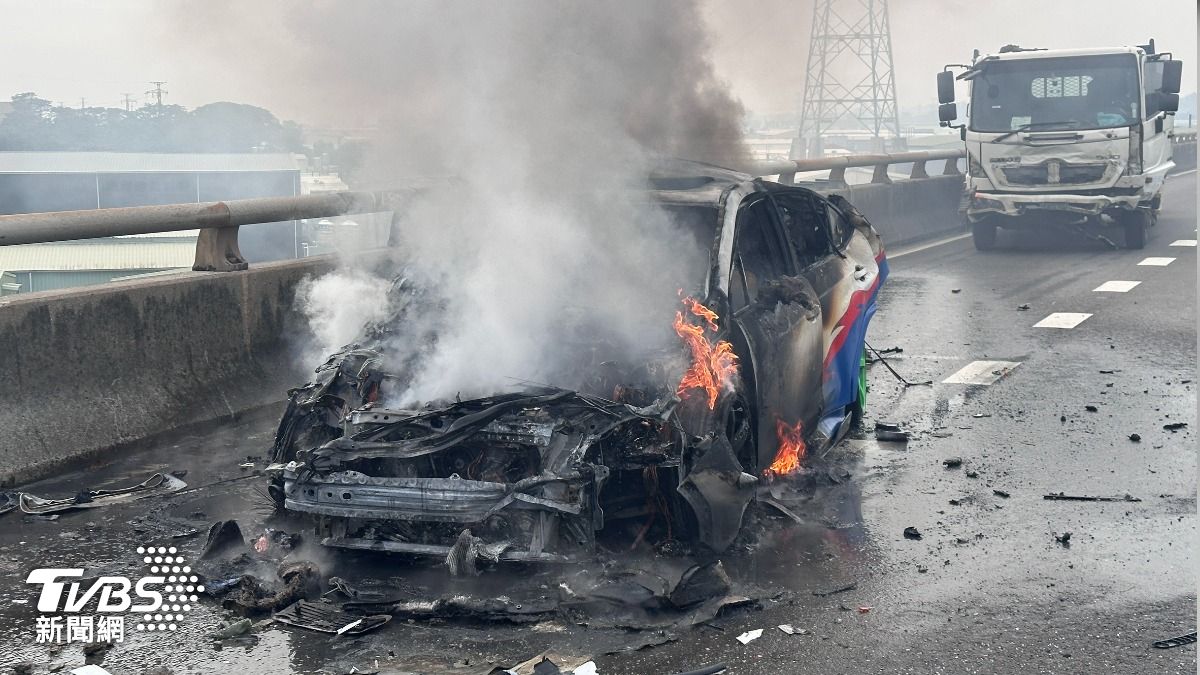 「勝利衝鋒」WRX遭大車夾殺!車主滿臉血爬出 目睹愛車全毀痛心