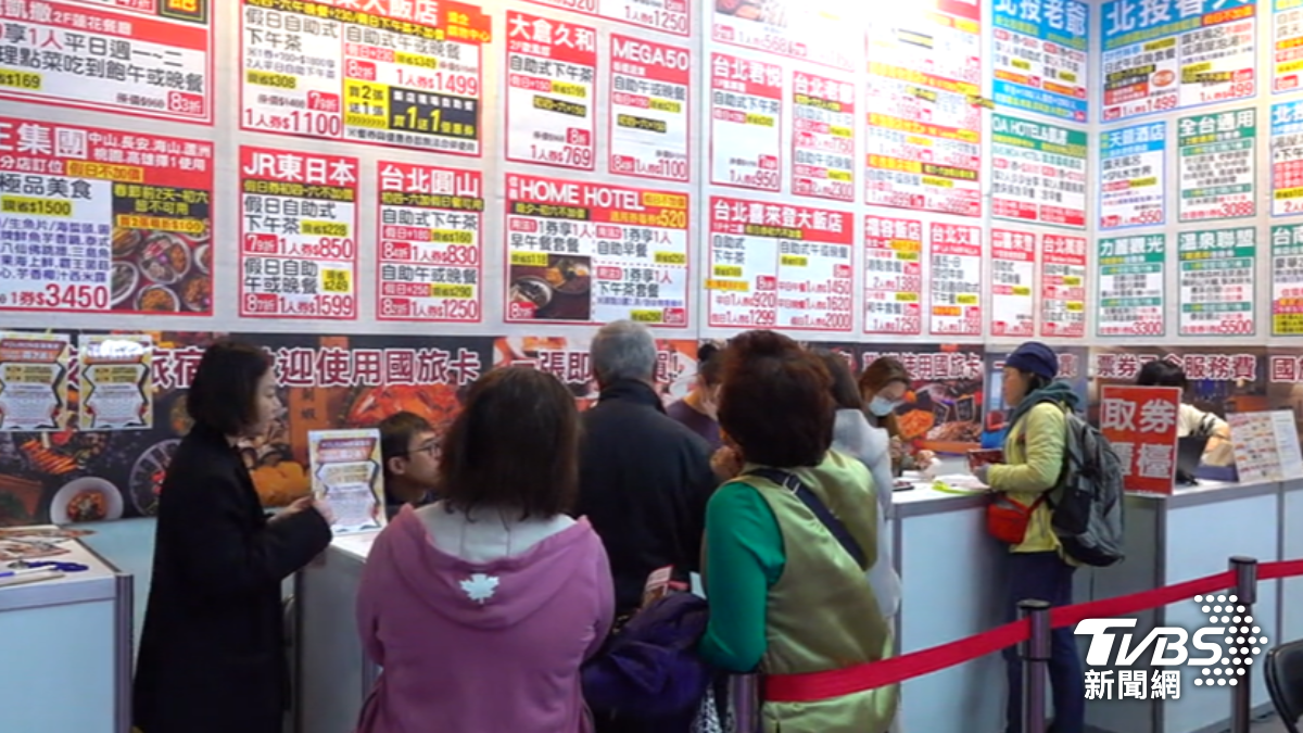 旅展除了旅遊行程很夯，各大飯店的自助餐券、住宿券也非常搶手。（圖／TVBS）