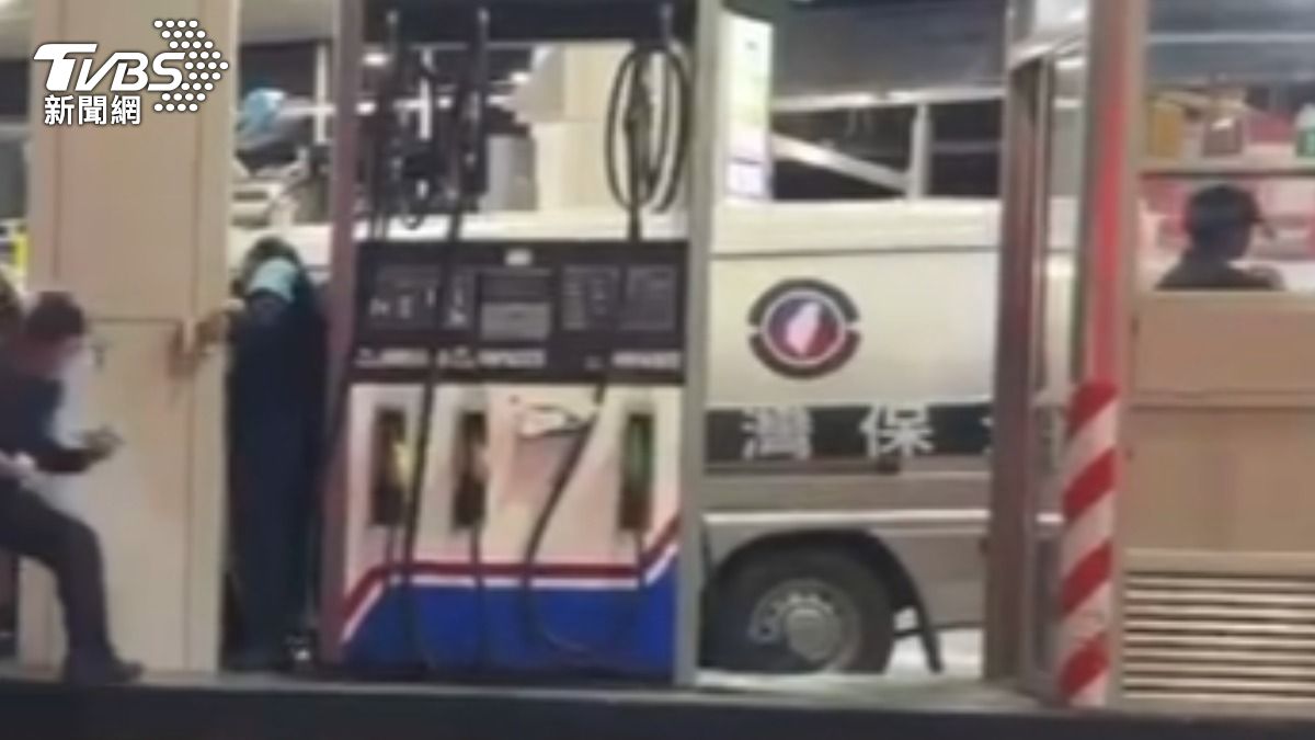 曾姓保全勤務結束後開公務車去加油,卻遇上縱火犯遭波及。(圖/TVBS)