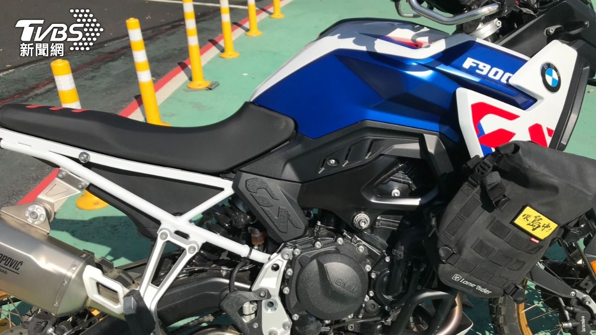有片/公館圓環車禍!BMW重機疑分心撞2車 鳴笛救護車也遭殃