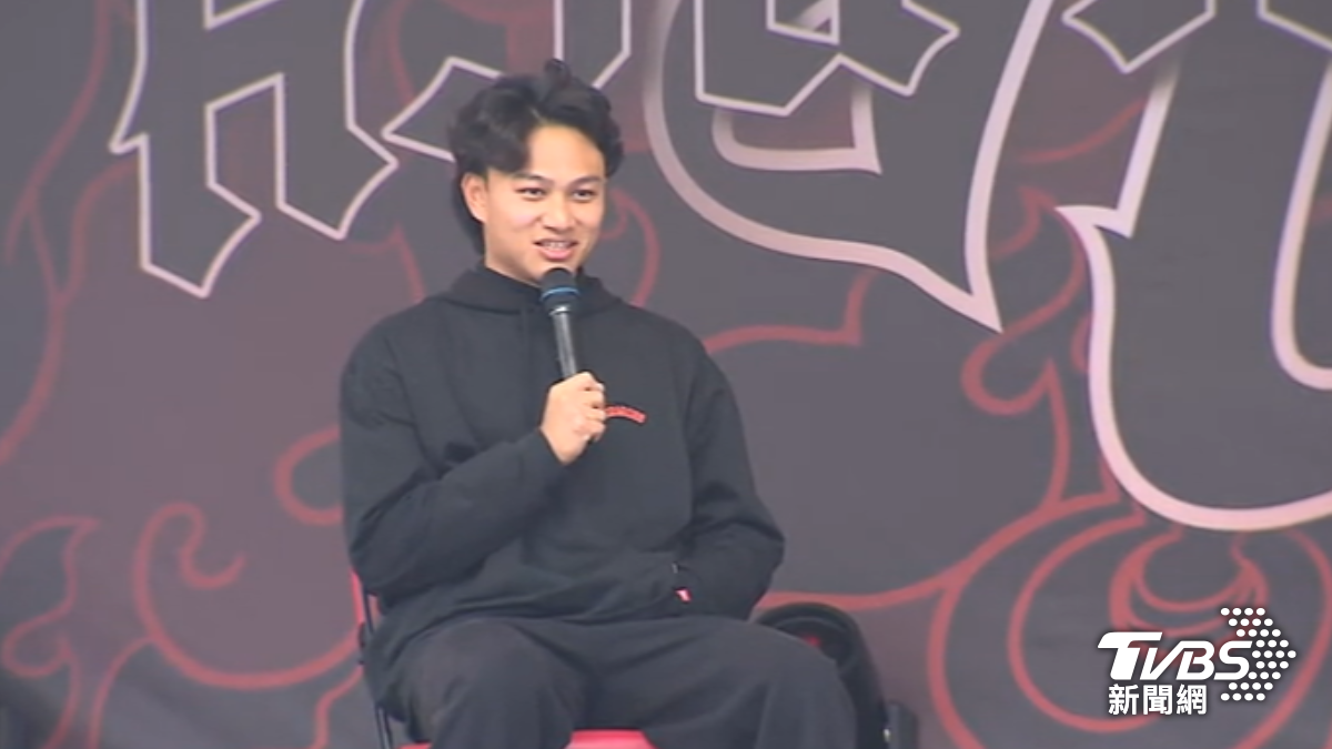 隊友送上全隊簽名祝福球衣,味全龍10日下午舉行徐若熙的歡送會。(圖/TVBS)