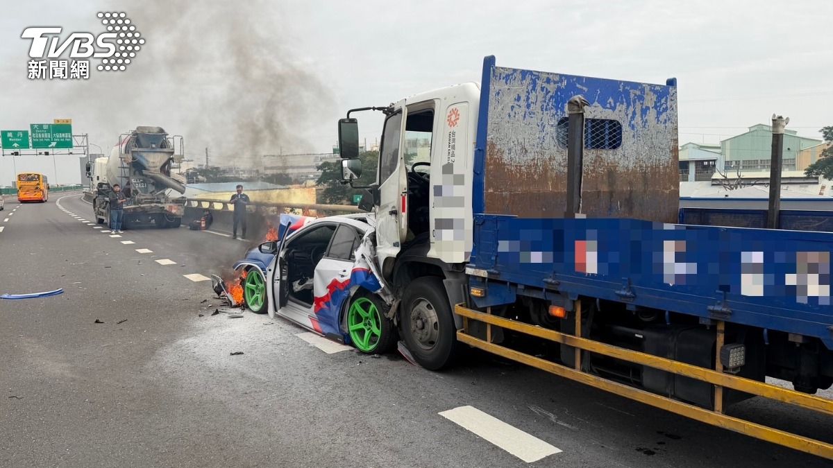 台88三車連環撞，「勝利衝鋒」傳奇塗裝車遭夾擊，秒燒成廢鐵。（圖／Threads takizawa0319/）