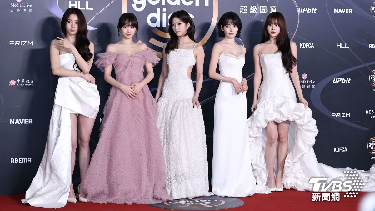 金唱片紅毯／LE SSERAFIM驚艷紅毯！恩採唯美白裙秀美腿　采源掩面偷笑太可愛
