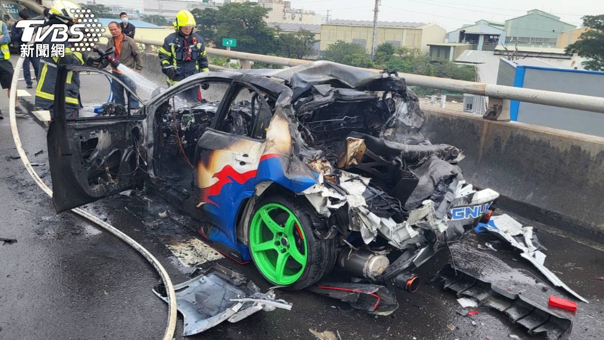 車主表示，這台去年底剛塗裝，以日本經典動漫「爆走兄弟」的「勝利衝鋒」為原型，在車友圈相當有名氣，如今變成廢鐵。(圖／TVBS)