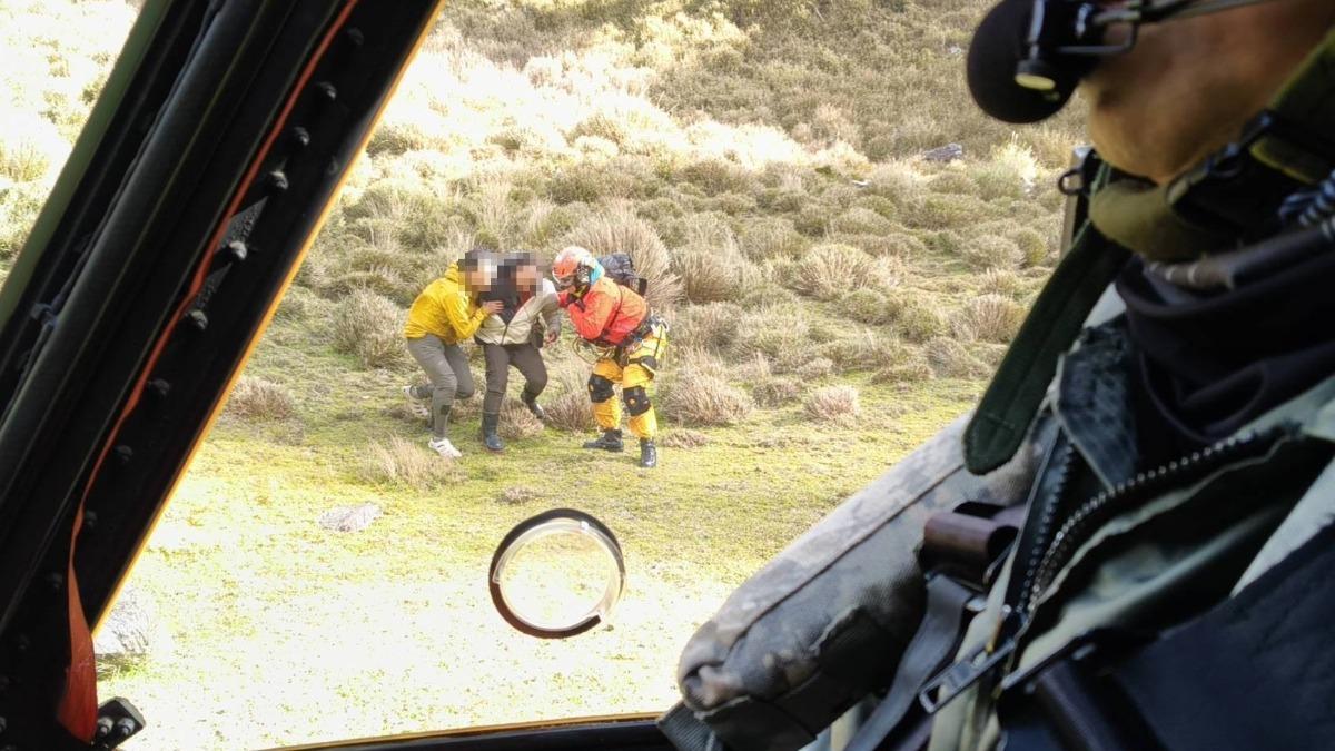 寒流來襲高山地區氣溫驟降，一名21歲女登山客不慎跌倒導致右手脫臼，無法自行下山。（圖／空勤總隊）