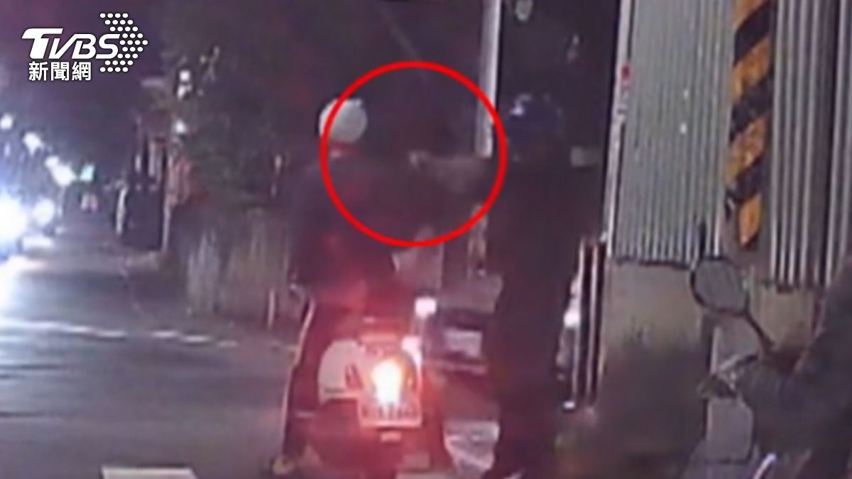 騎士不滿會車被嗆,當街亮槍還拉滑套,大動作恐嚇意味濃厚。(圖/TVBS)