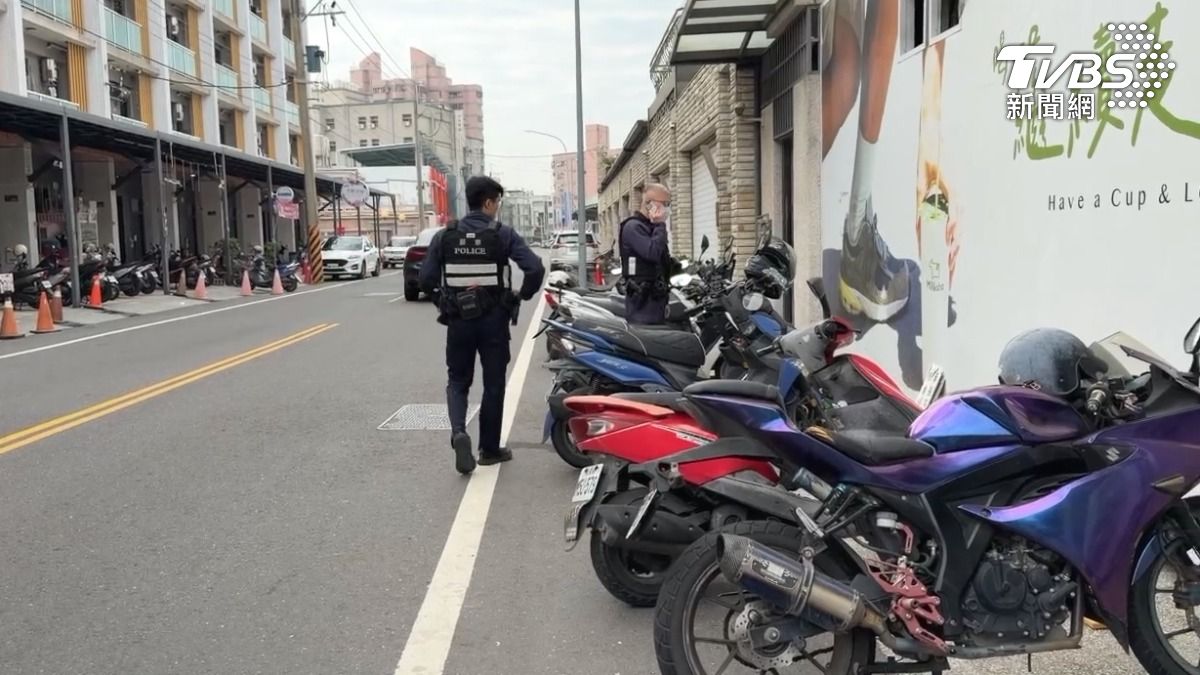 警方上前關切,因為透天住宅區的路邊,屋主卻放了這張告示牌,非本棟住戶停車,每次三百元,警方認為,道路屬性仍有疑慮(圖/TVBS)