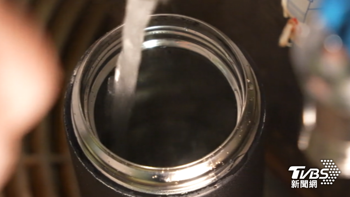 有腎臟科醫師分享民眾使用多年使用同一支保溫杯,最後金屬中毒。(圖/TVBS)