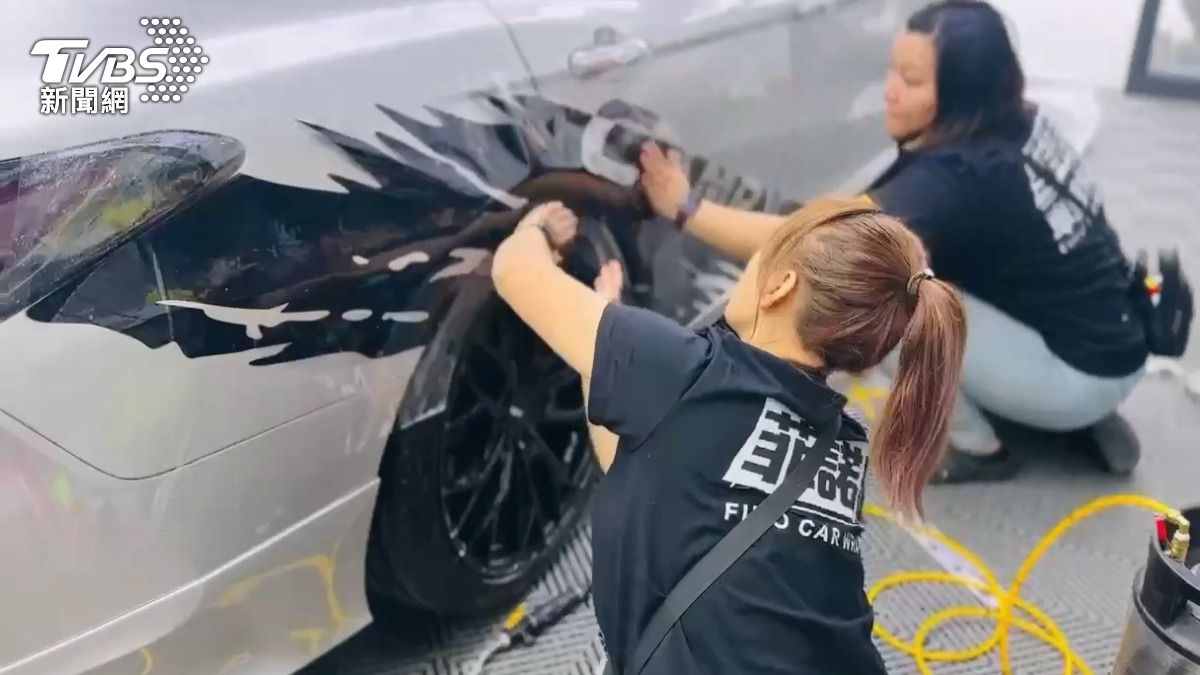 這些塗裝,都是類似貼膜的彩貼而成,車主把想法跟設計師溝通,完成的作品大圖輸出後,再由業者一片片貼在車身(圖/TVBS)
