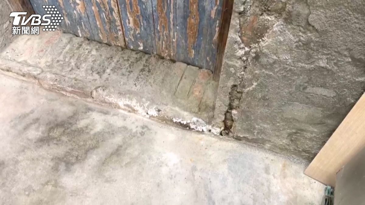疑似地上霜?鹿港古厝驚見結晶 專家打臉:是白華啦。(圖/TVBS)