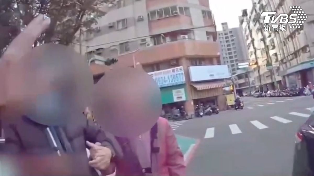 和愛人散步!台中尪轉頭失智妻消失了 見平安緊牽相擁:還好沒事