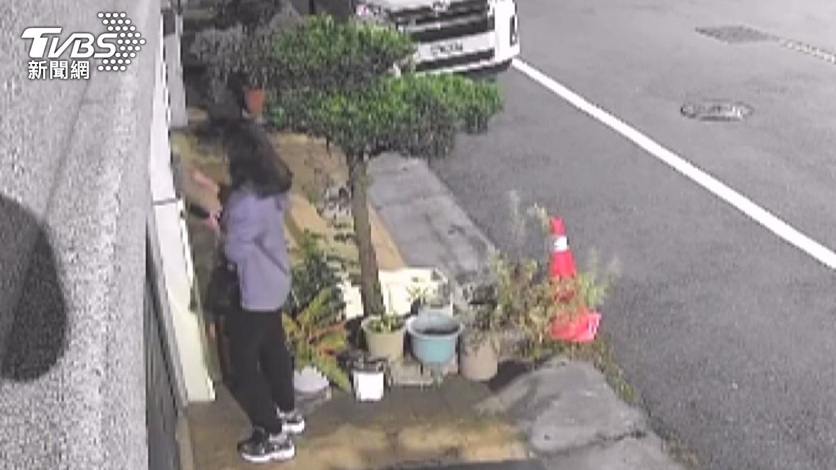 「敲的不是門是索命鈴?」陌生女深夜搭小黃按遍整排房屋門鈴 住戶怕:不敢開門。(圖/TVBS)
