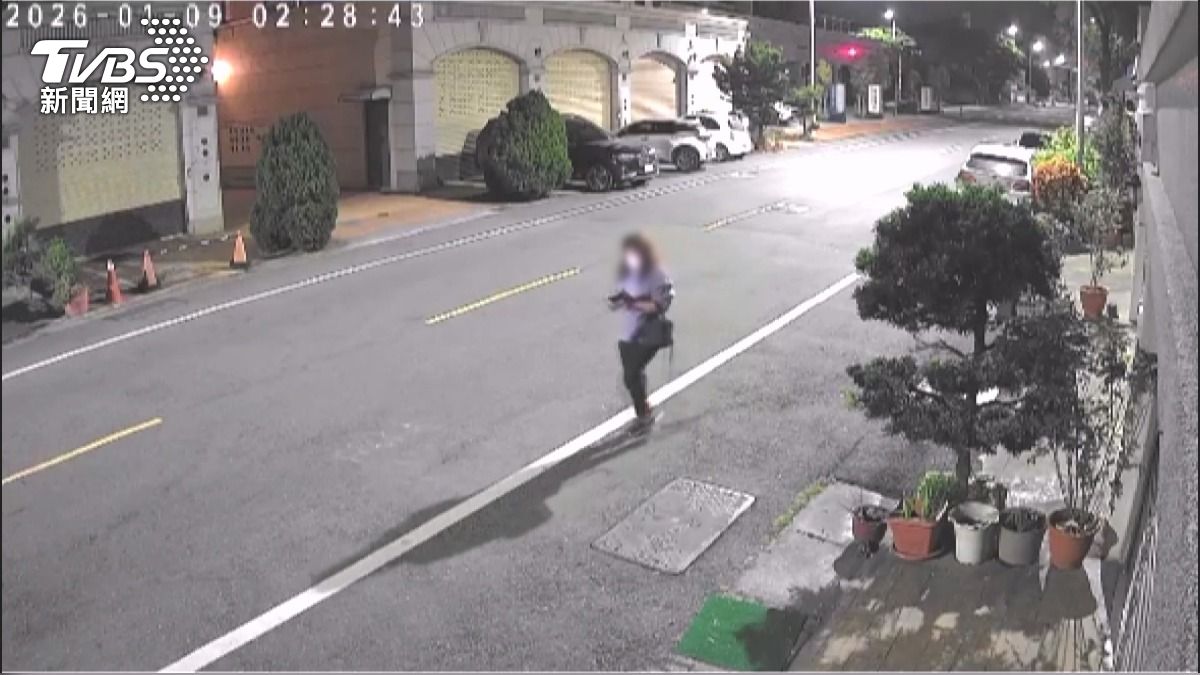 住戶嚇整夜!陌生女「來回狂按」警急追人。(圖/TVBS)
