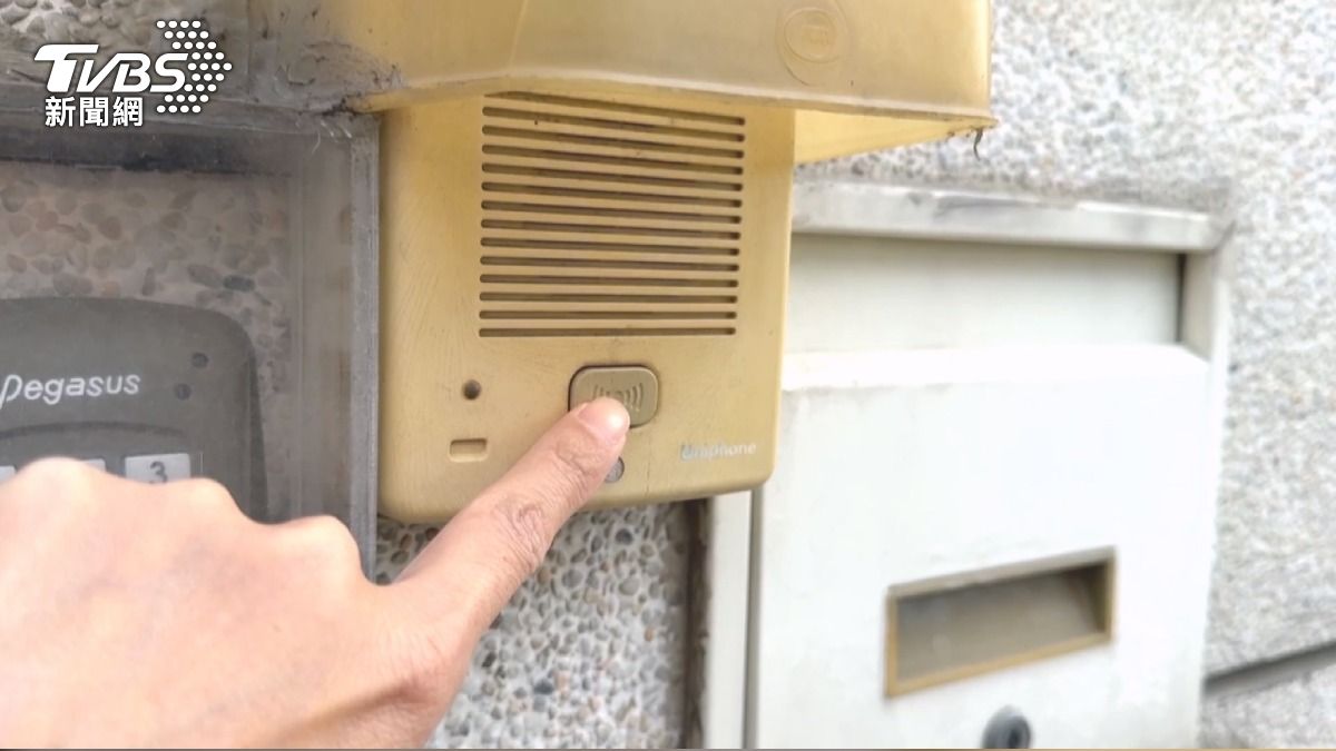 凌晨狂按整排門鈴!神秘女30分鐘嚇壞住戶。(圖/TVBS)