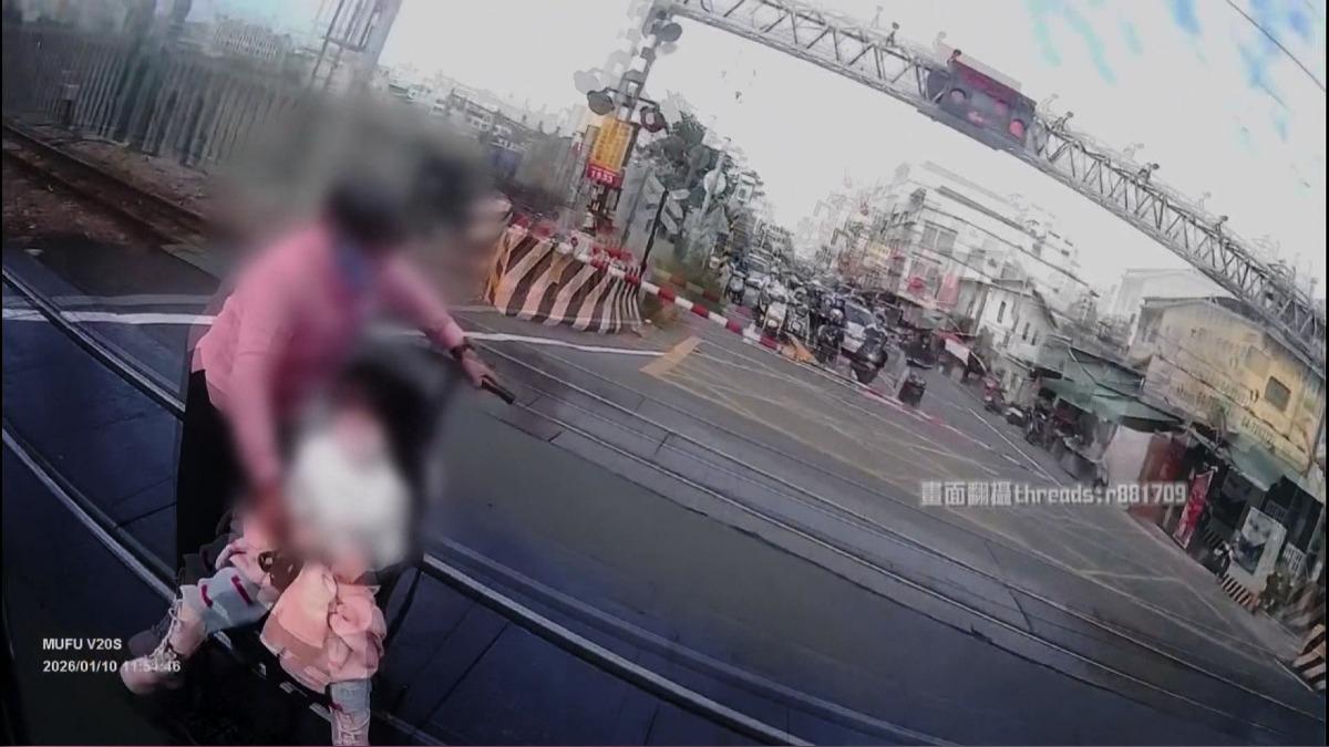 柵欄降下火車將至！祖孫困平交道　外送員「神救援」畫面曝光。(圖／Threads r881709)