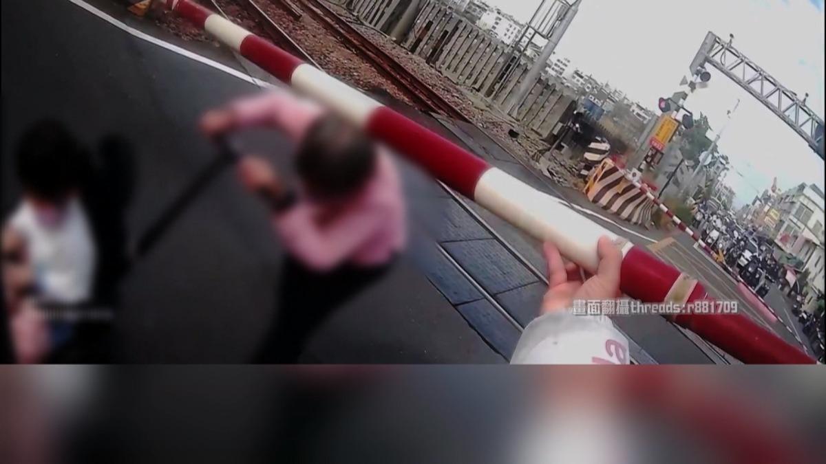推車卡鐵軌！外送員秒衝火車前救祖孫。(圖／Threads r881709)
