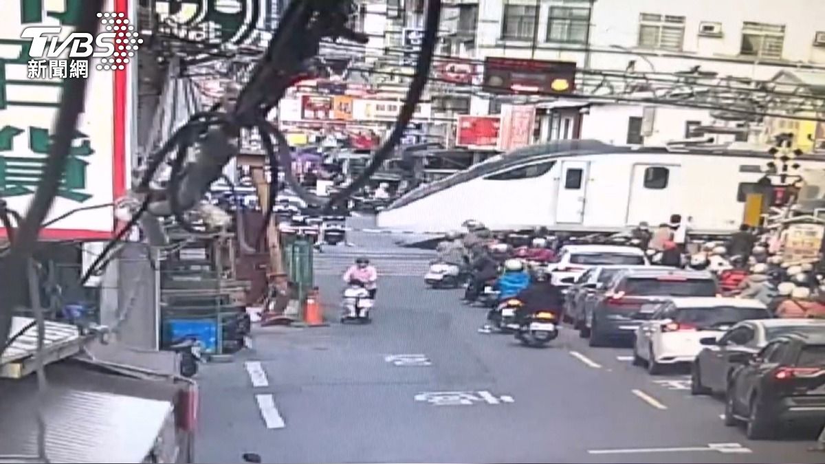 外送員衝入平交道　抬柵欄救人30秒後火車過。(圖／TVBS)