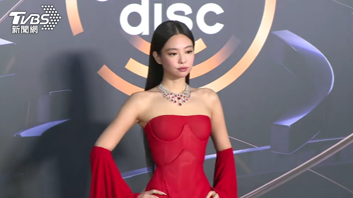 Jennie穿著大紅色禮服亮相紅毯,成為「最紅」嬌點。(圖/TVBS)