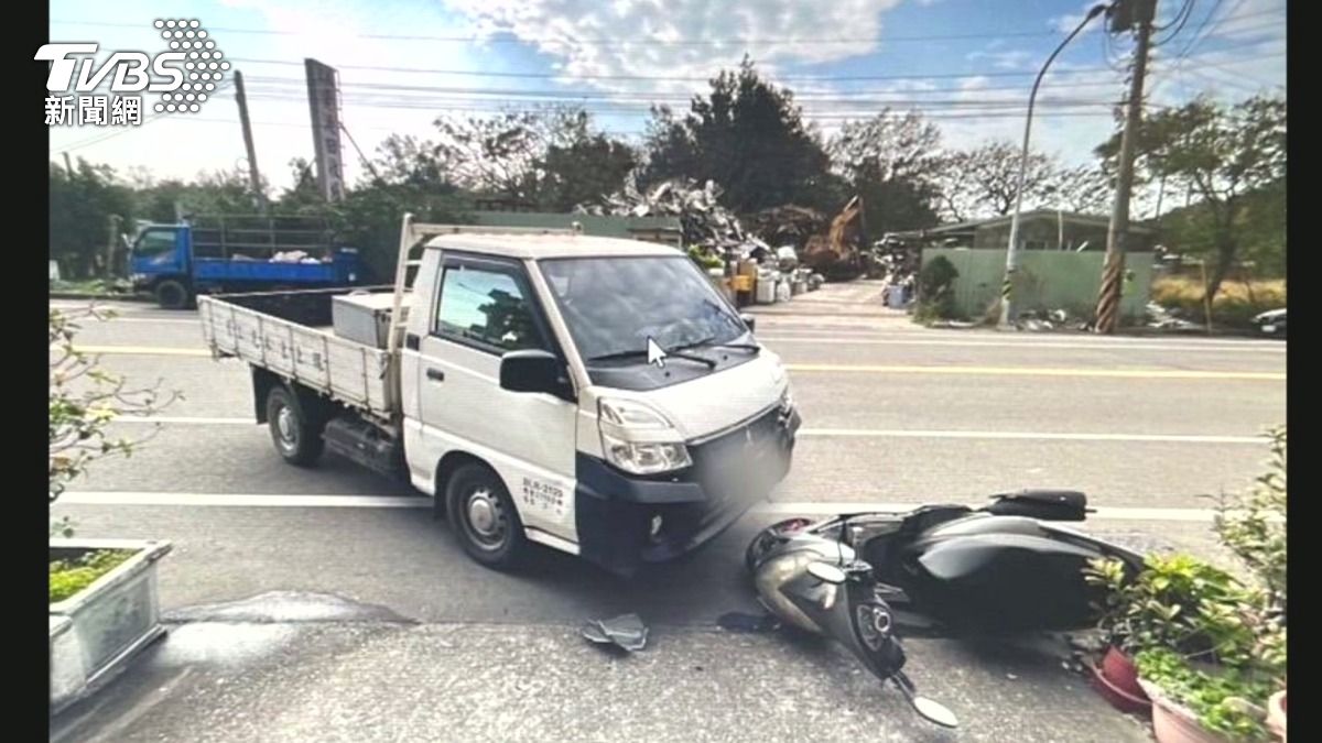 無照騎士衝撞貨車！「人被撞飛」不治。(圖／TVBS)