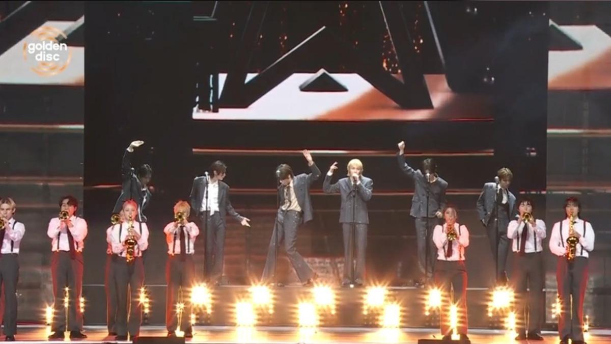 BOYNEXTDOOR演唱〈Hollywood Action〉搭配吹奏樂樂隊。(圖/翻攝自TVBS、Disney+)