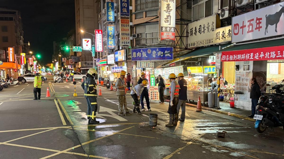 快訊/延三夜市「地底瓦斯管破裂」 路面瀰臭氣...消防隊灑水防爆