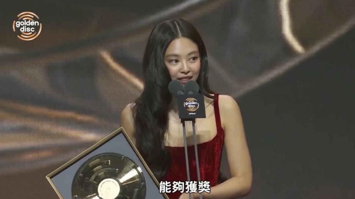 Jennie甜謝粉絲。（圖／翻攝自TVBS、Disney+）