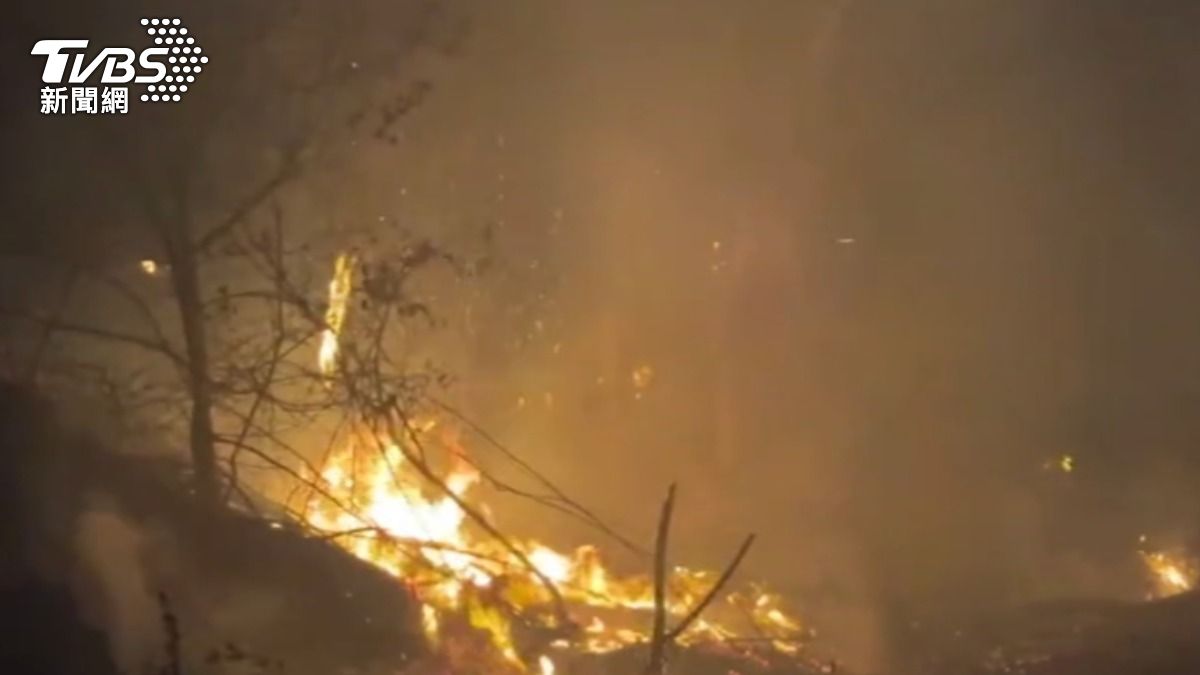 金門一連發生六起田野火警,由於天氣乾燥,導致延燒迅速,陷入一片火海。(圖/TVBS)