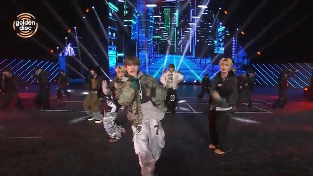 ARrC演唱1TYM歌曲〈Hot〉。（圖／TVBS、disney+）
