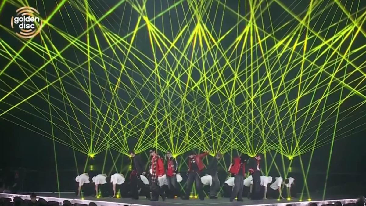 CLOSE YOUR EYES演唱BIGBANG經典歌曲〈謊言〉。(圖/TVBS、Disney+)