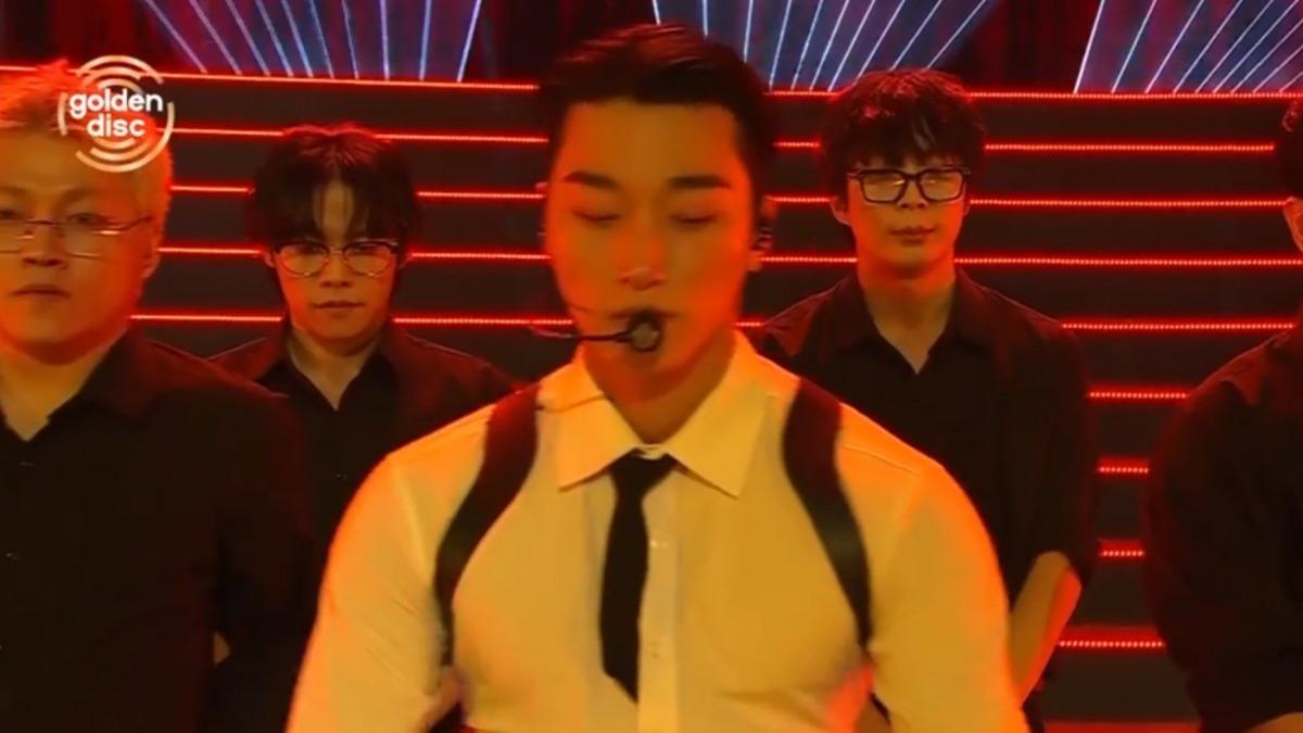 ATEEZ崔傘熟男魅力辣翻全場。(圖/翻攝自TVBS、Disney+)