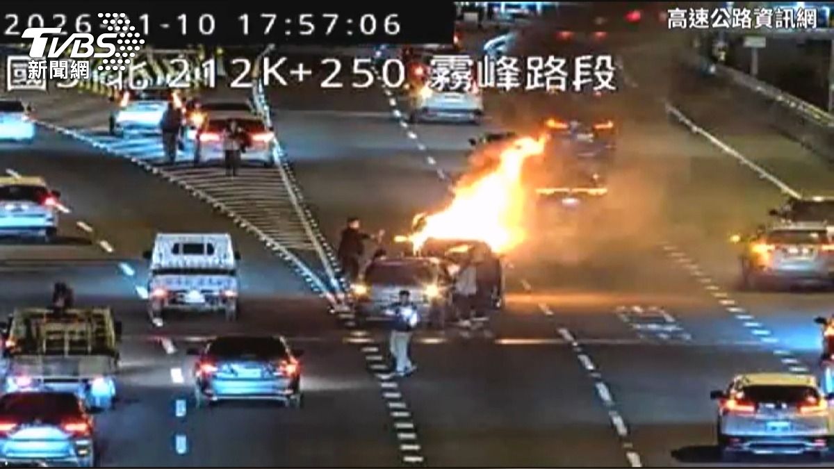 國道3號5車追撞「火球竄天際」!2車燒成廢鐵 2人送醫。(圖/TVBS)