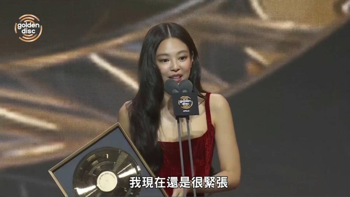 JENNIE今晚3獎入袋。（圖／TVBS、Disney+）
